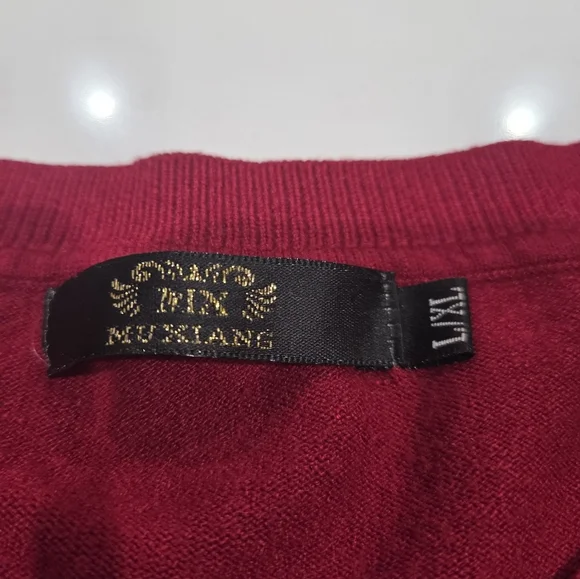 Red Sweater with Sequin Details Size L. - Picture 5 of 15